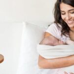 Mama sa bebom i Spectra pumpicom za izdajanje